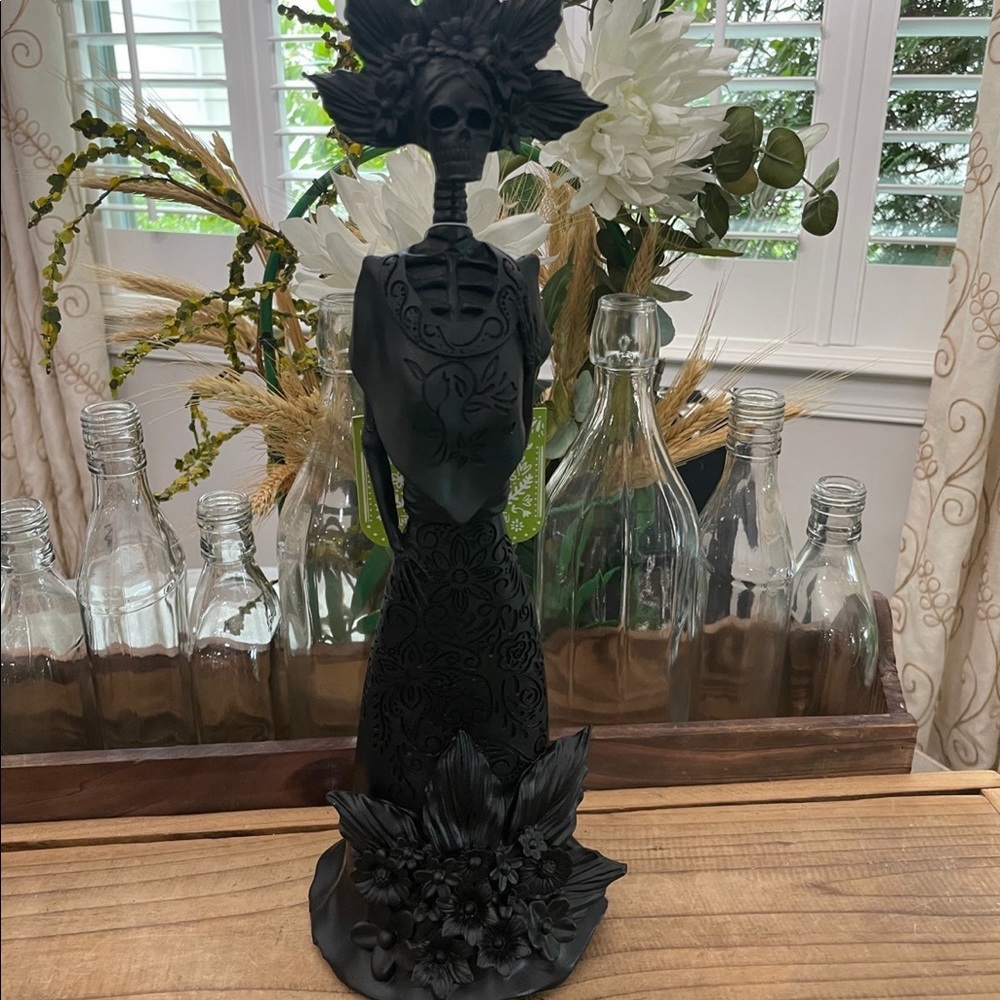 DIA DE LOS MUERTOS “DAY OF DEAD” ONYX BLACK FIGURINE/ SENORITA